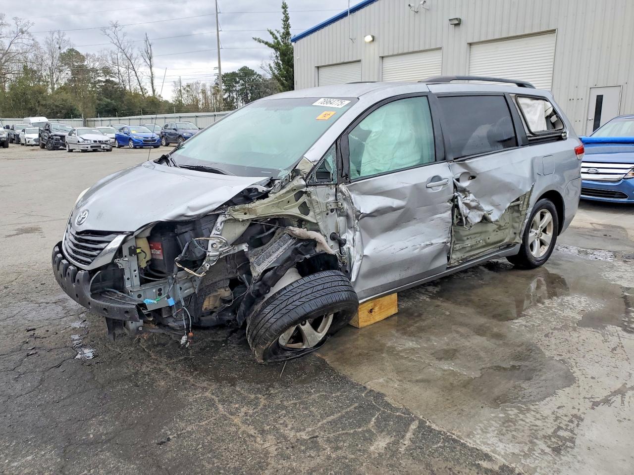 5TDKK3DC1BS114663 · 2011 TOYOTA SIENNA