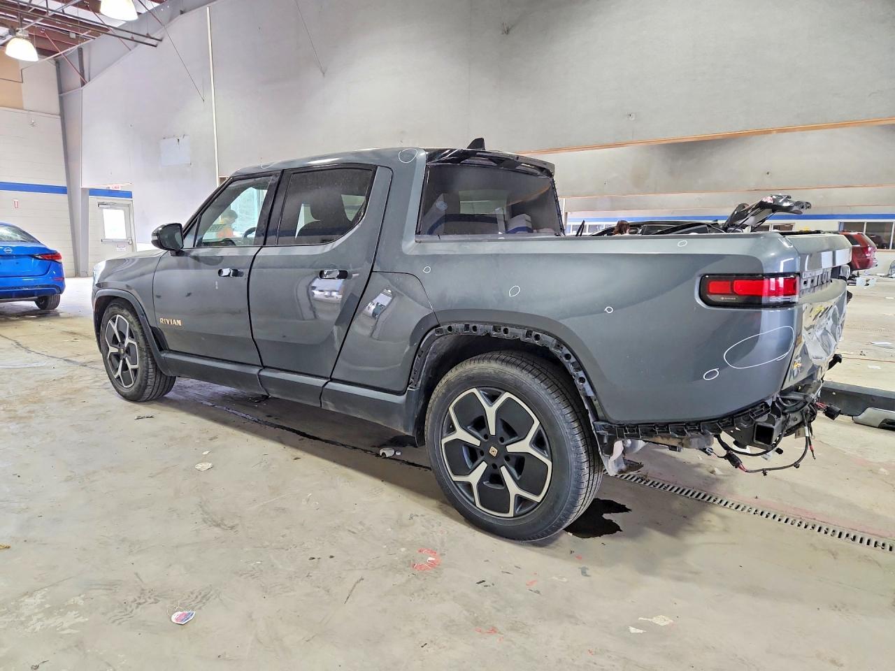 7FCTGAAA6NN007772 · 2022 RIVIAN R1T · 2/13