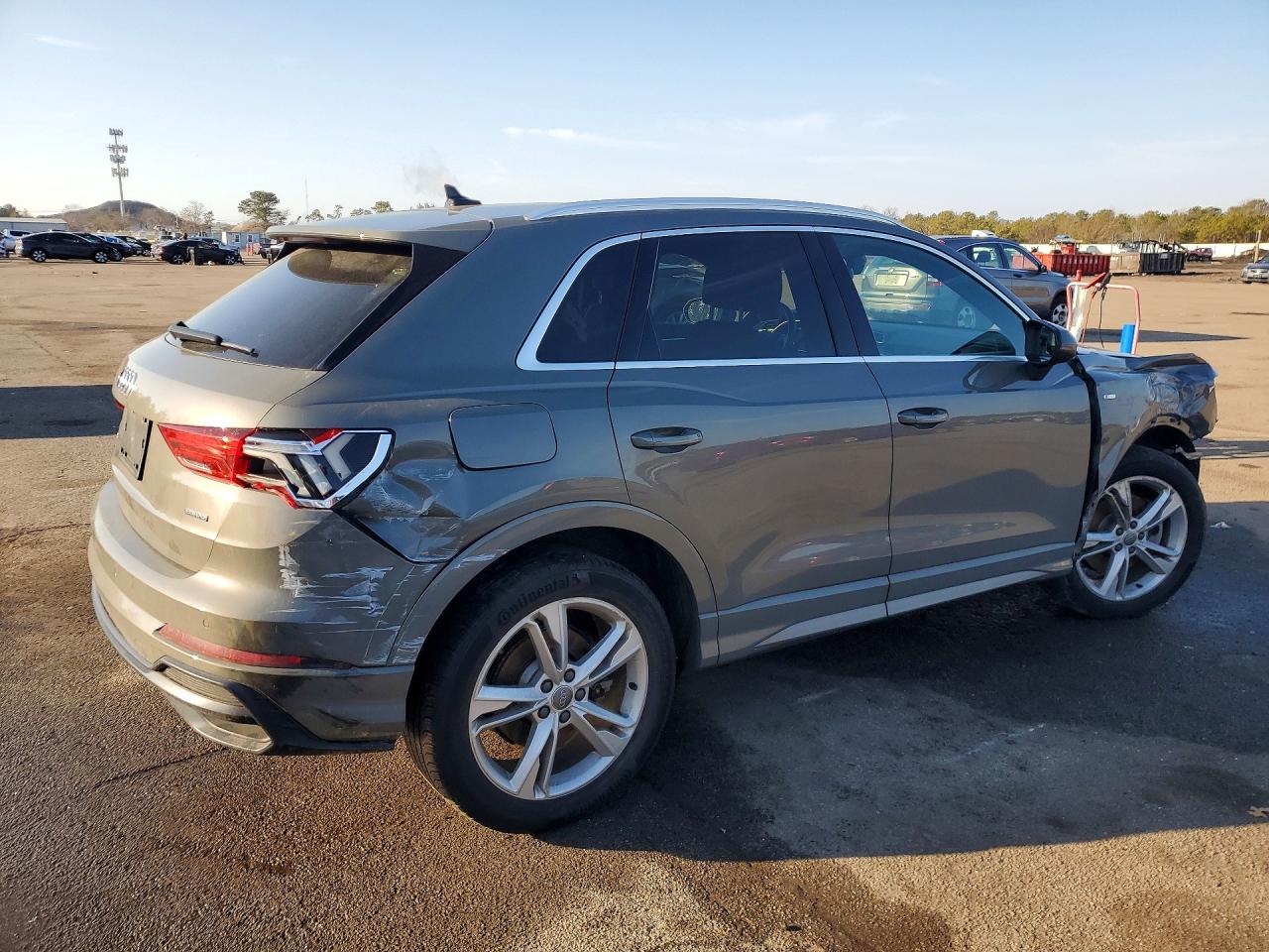 WA1DECF38L1095440 · 2020 AUDI Q3 · 3/14
