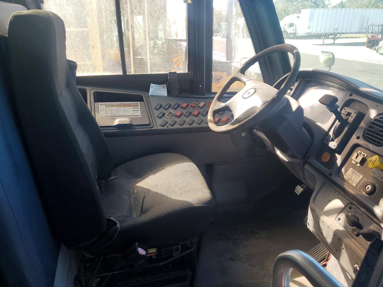4UZABRDT8ACAN9674 · 2010 FREIGHTLINER CHASSIS · 5/10