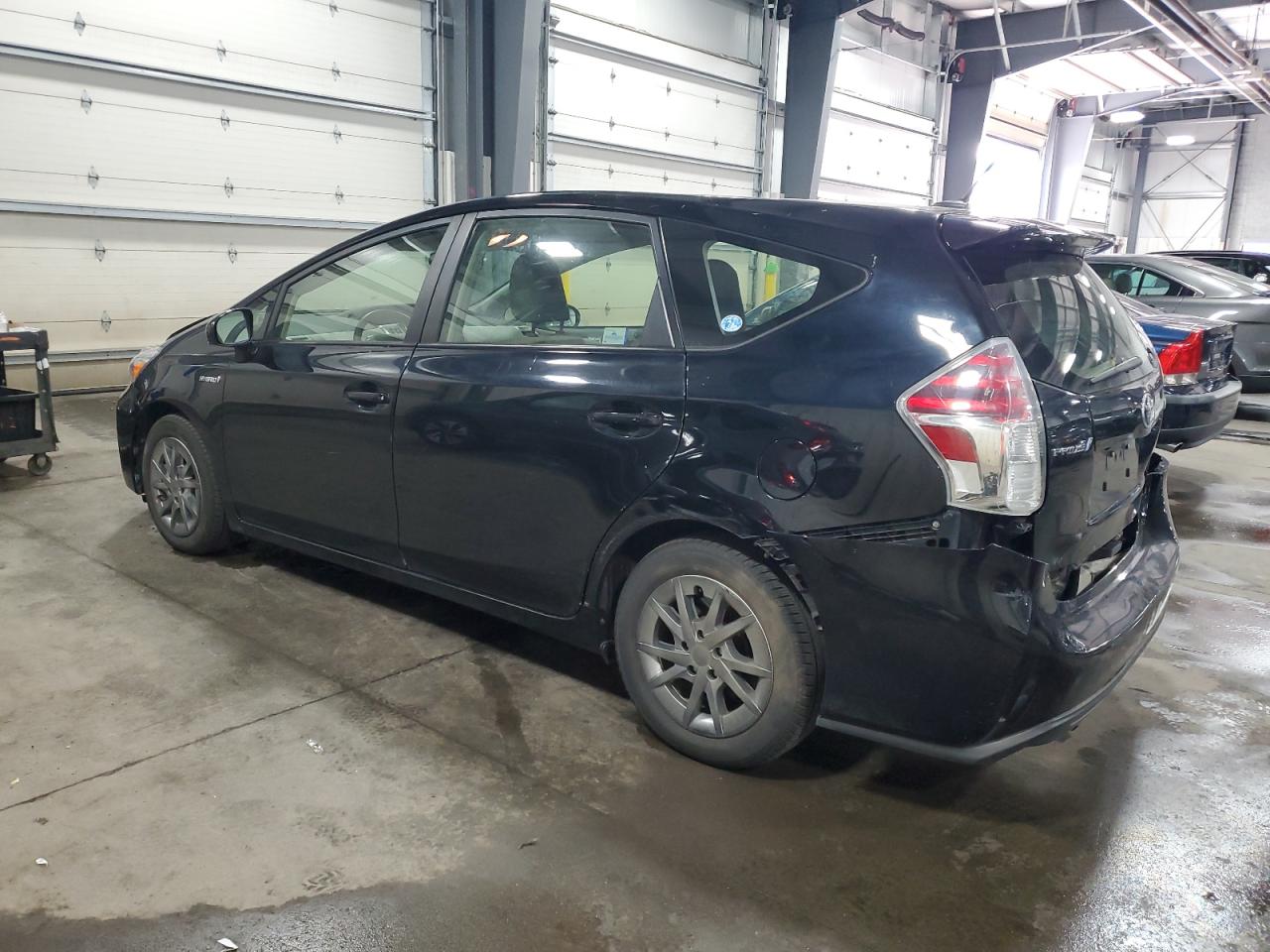 JTDZN3EU3FJ028366 · 2015 TOYOTA PRIUS V · 2/13