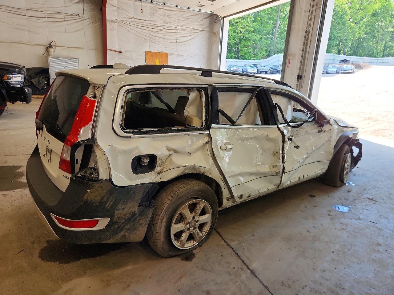 YV4952BZ2B1102393 · 2011 VOLVO XC70 · 3/13