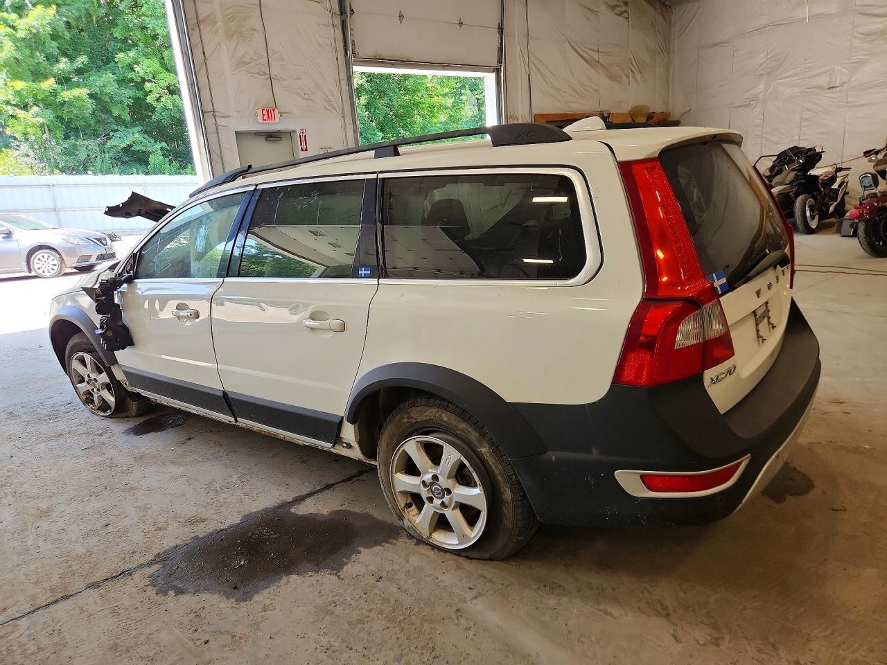 YV4952BZ2B1102393 · 2011 VOLVO XC70 · 2/13