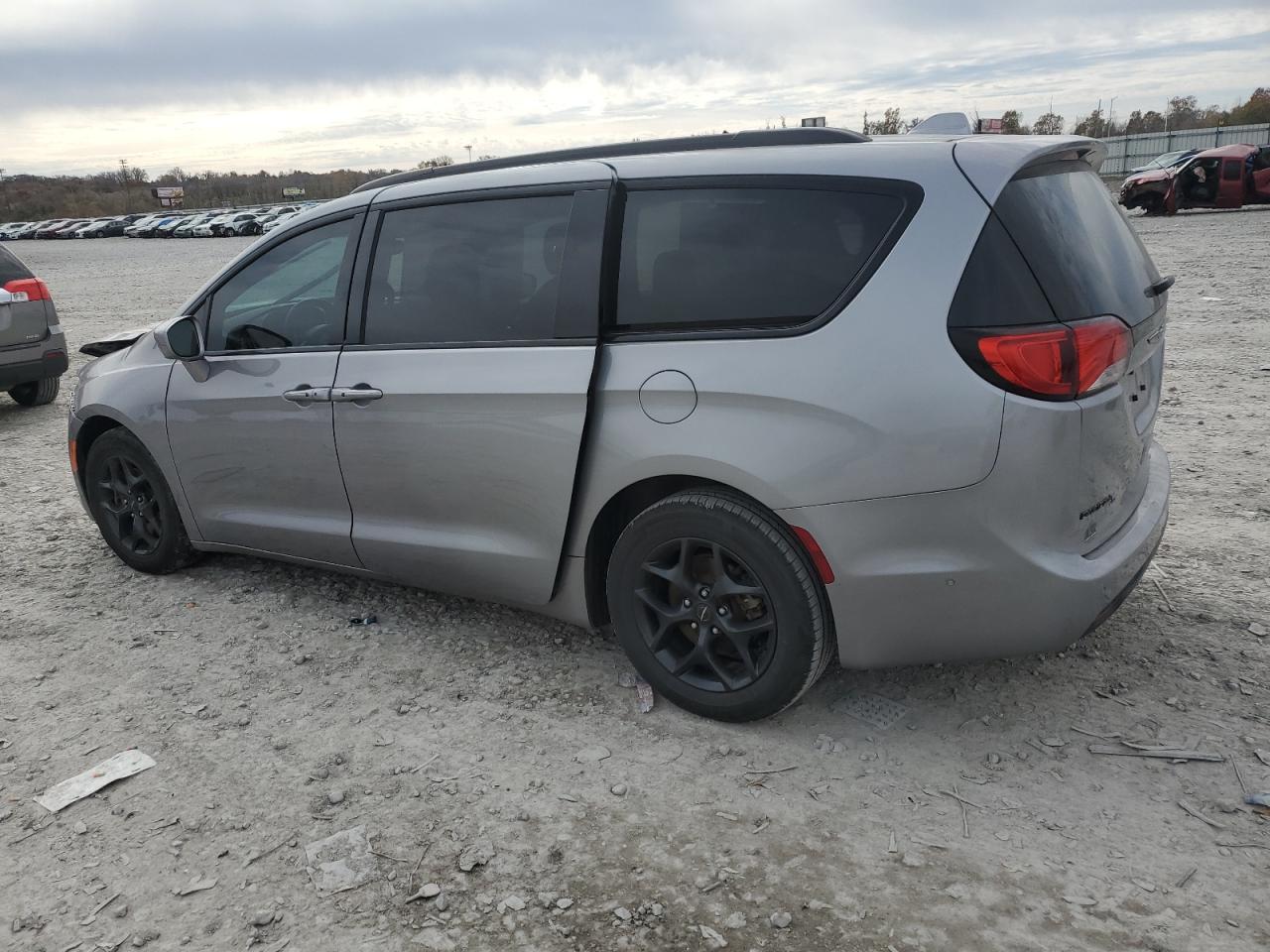 2C4RC1EG0JR197463 · 2018 CHRYSLER PACIFICA · 2/12