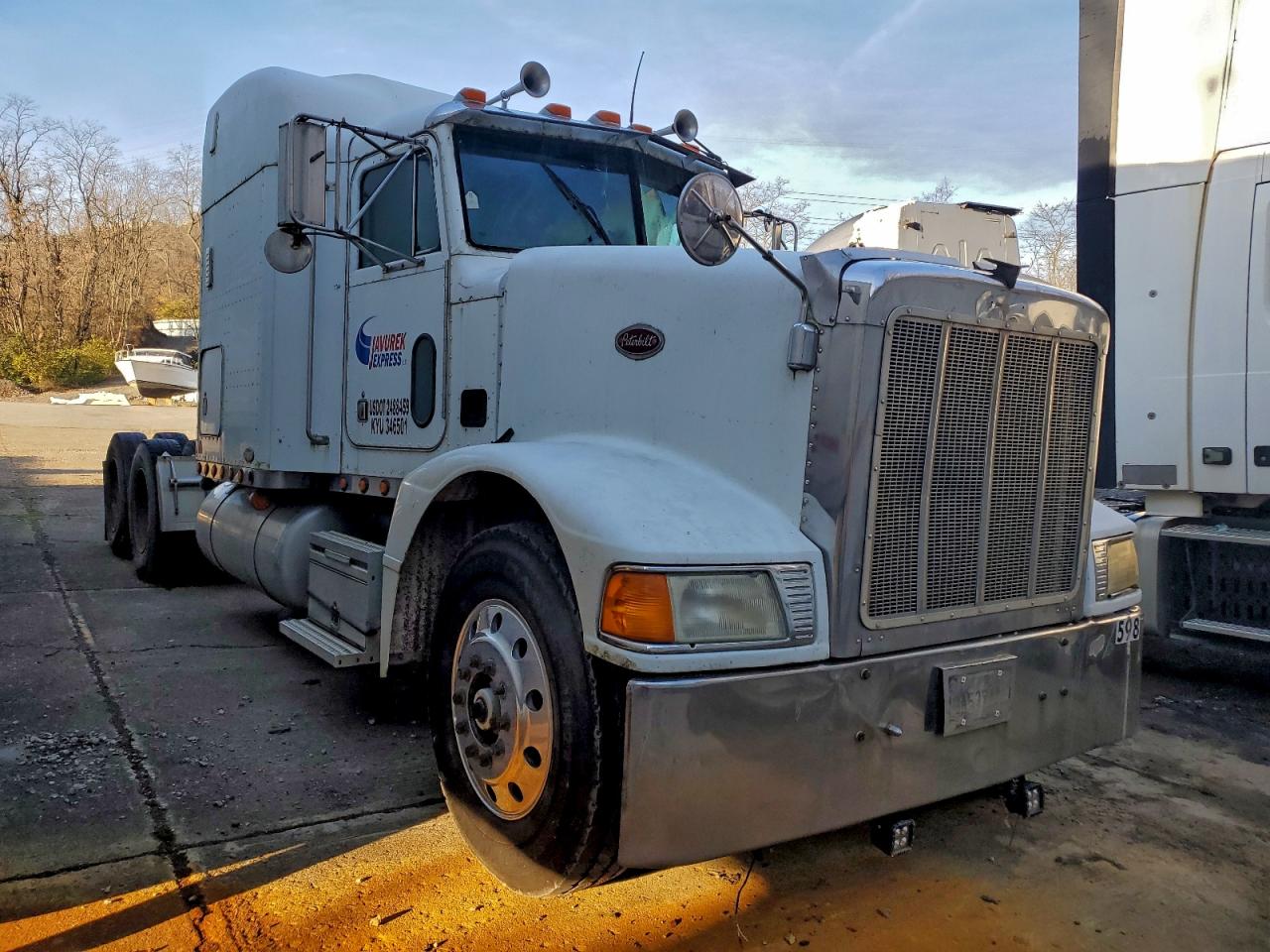 1XPCDR8X0VN427727 · 1997 PETERBILT 567