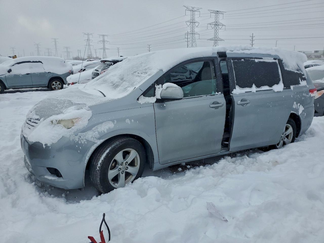 5TDKK3DC2BS144643 · 2011 TOYOTA SIENNA