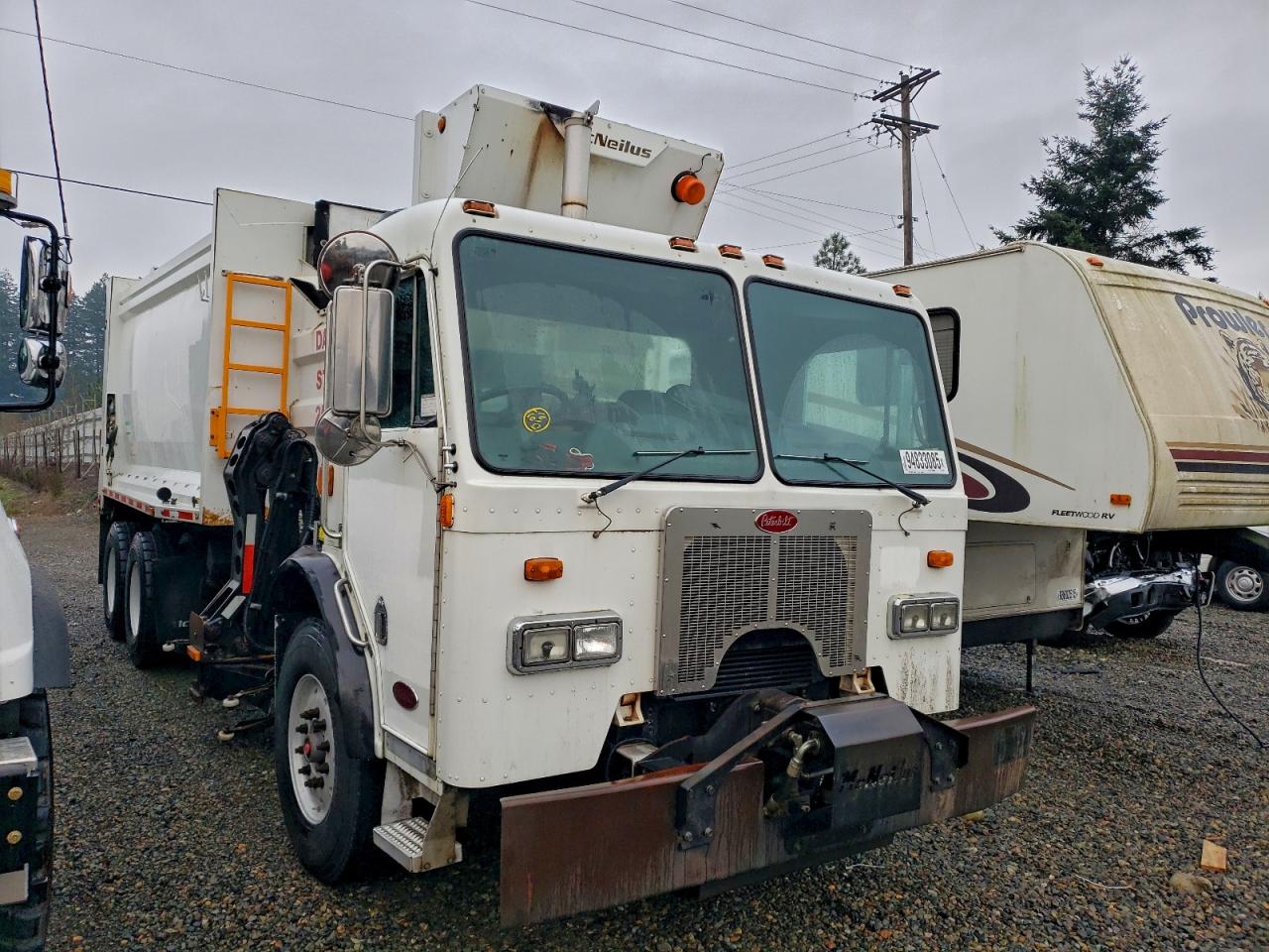 3BPZL00X78F718153 · 2008 PETERBILT 320