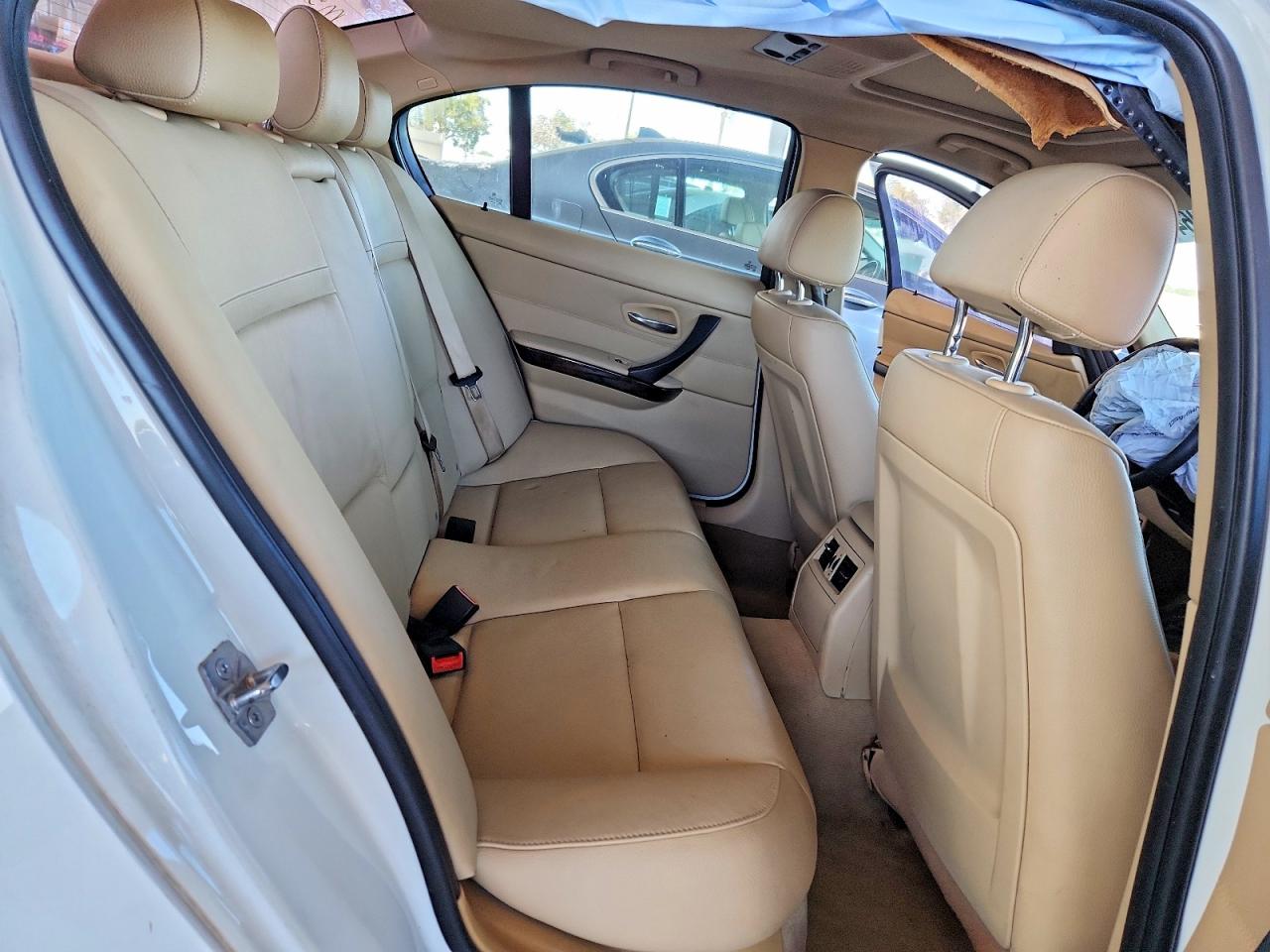 WBAPH7G59BNM57734 · 2011 BMW 328 · 10/12