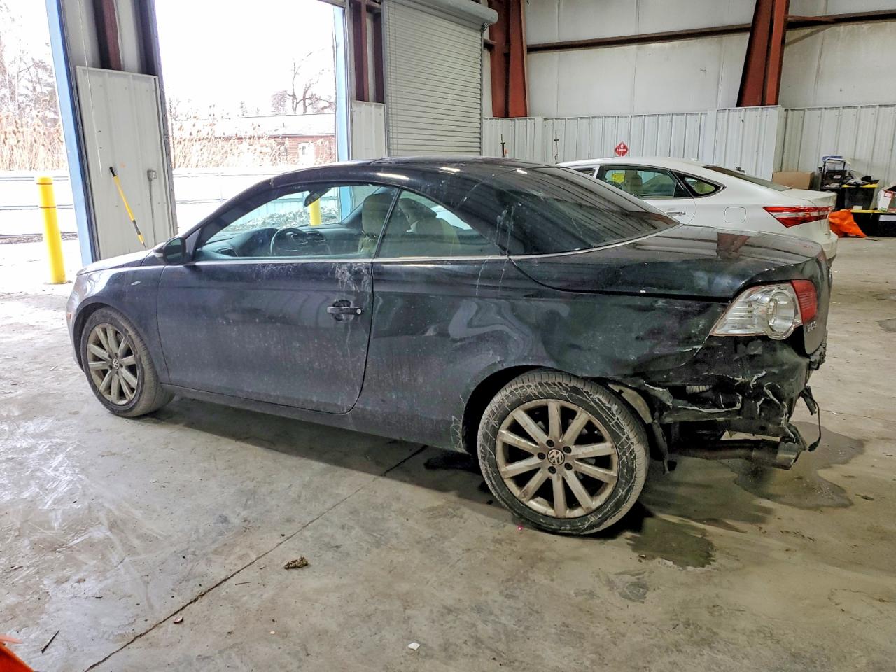 WVWBW7AH3BV002898 · 2011 VOLKSWAGEN EOS · 2/13