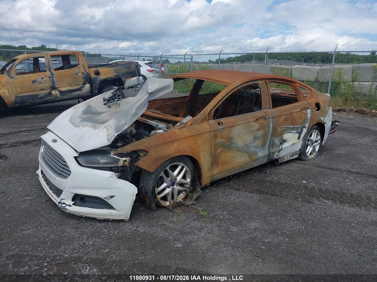 3FA6P0HD3FR240333 · 2015 FORD FUSION SE · 2/24