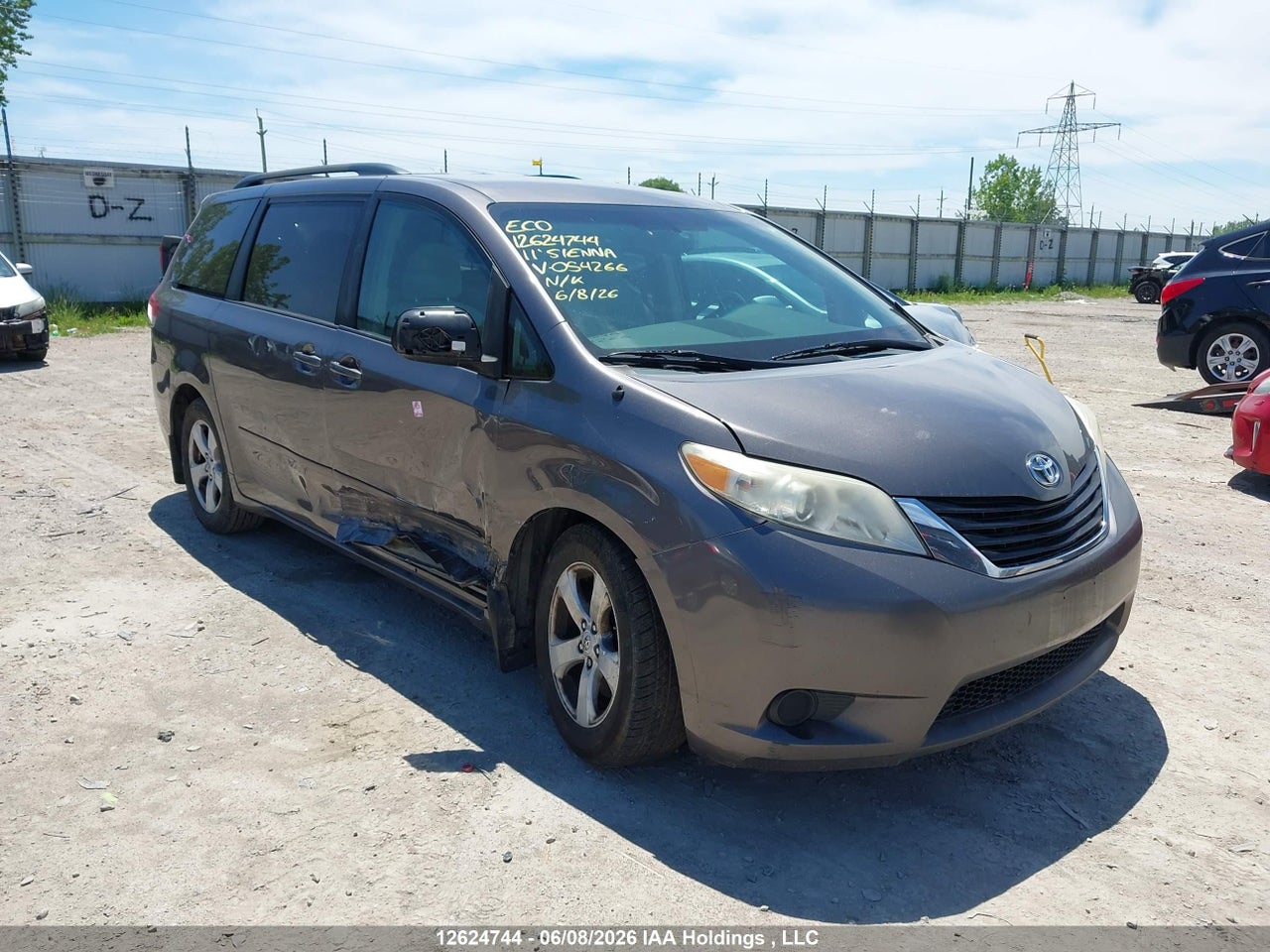 5TDKK3DC8BS054266 · 2011 TOYOTA SIENNA LE V6