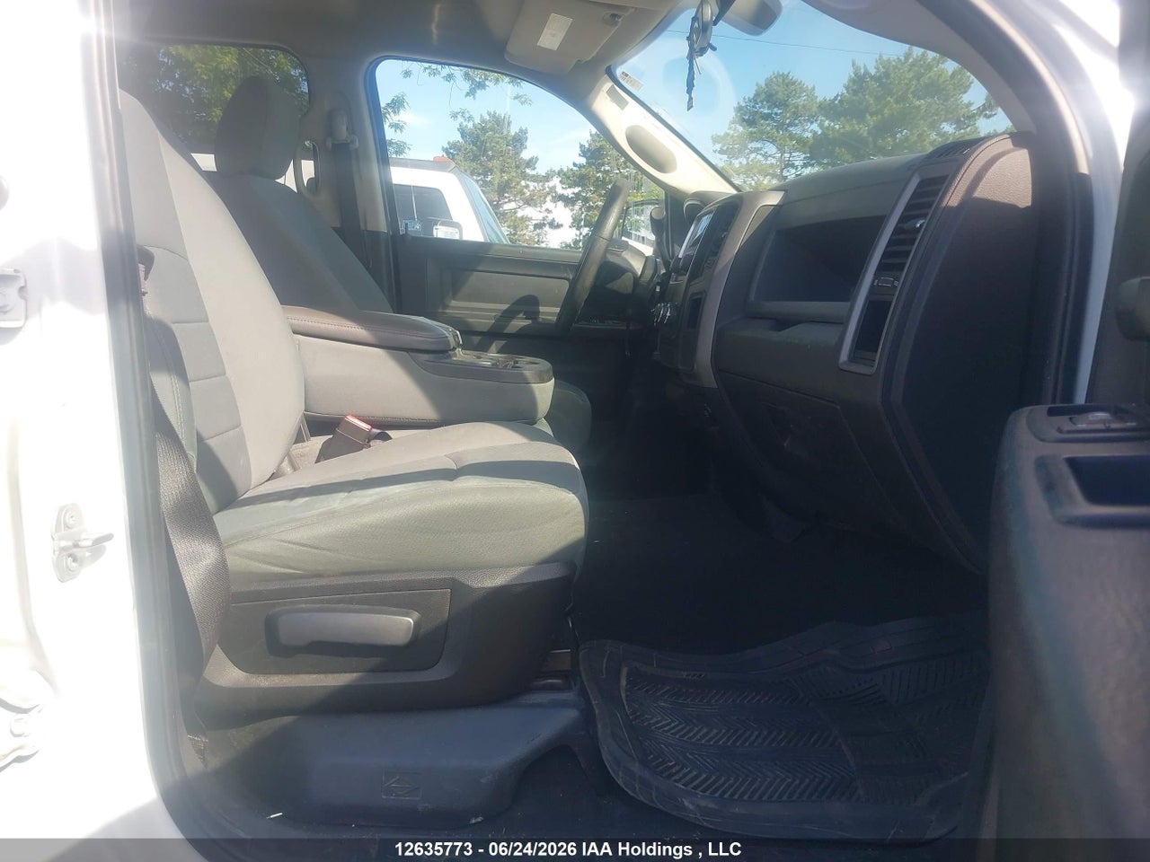 1C6RR7FT2HS693734 · 2017 RAM 1500 ST · 5/18