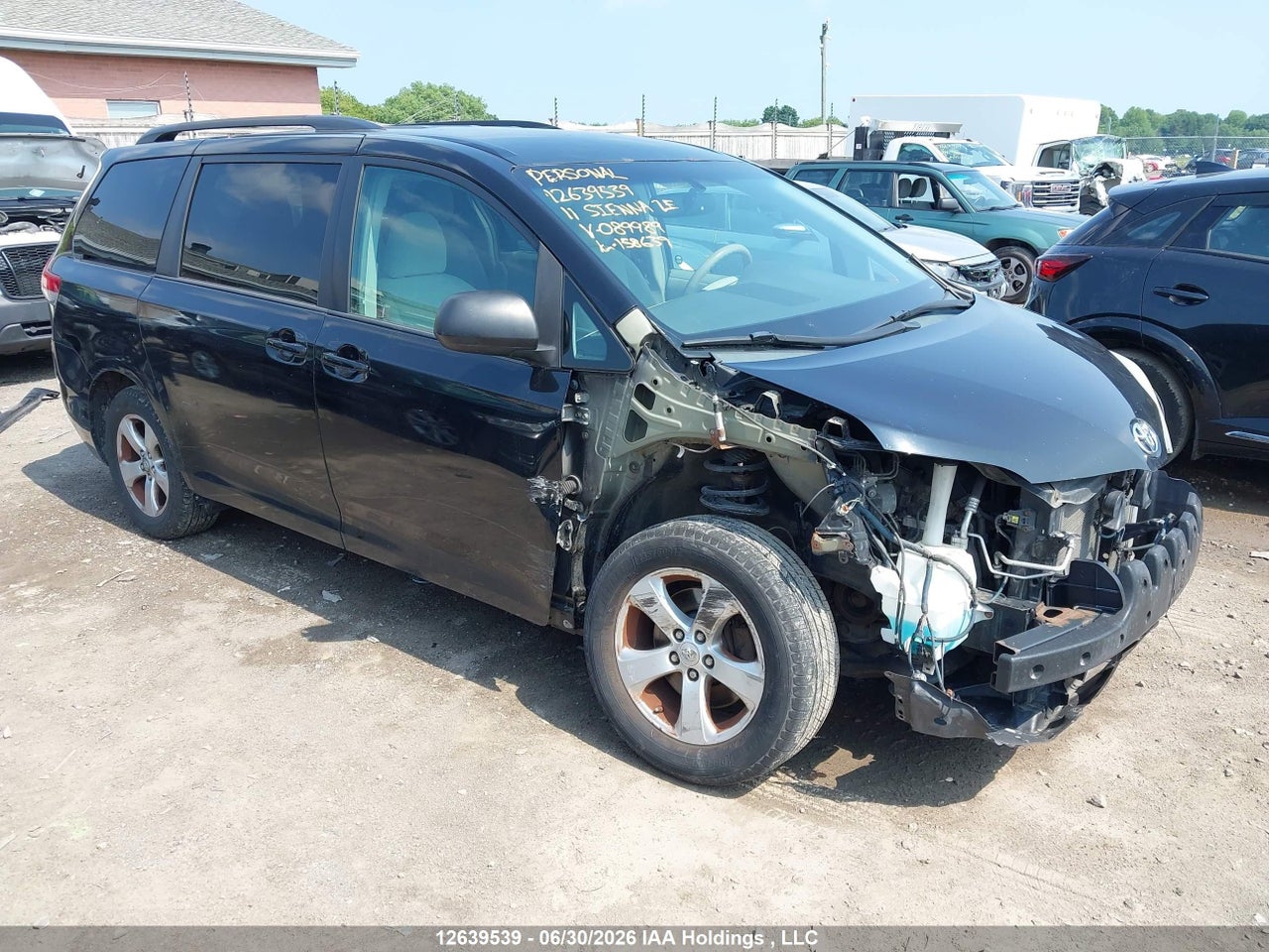 5TDKK3DC3BS089989 · 2011 TOYOTA SIENNA LE