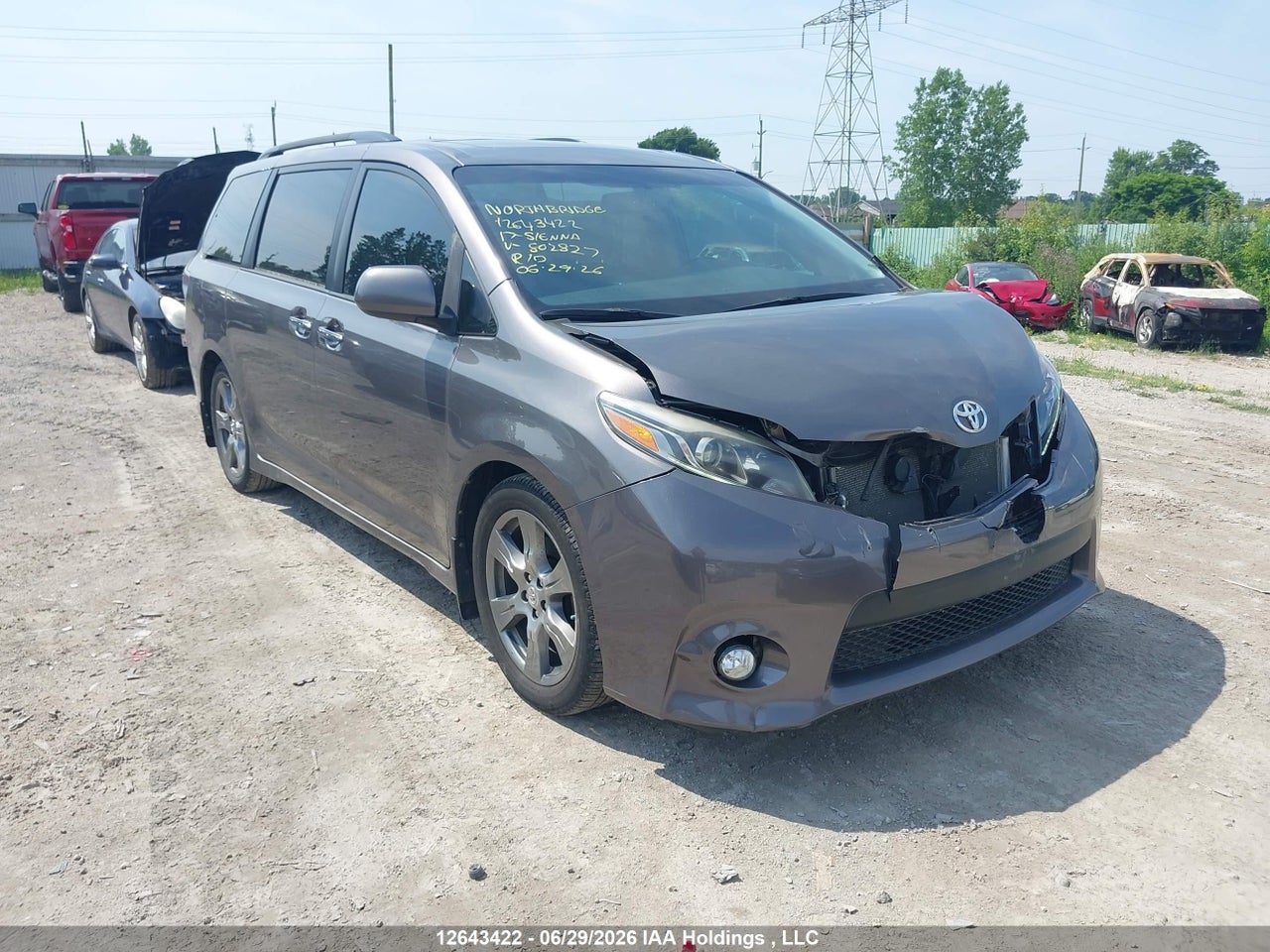 5TDXZ3DC2HS802827 · 2017 TOYOTA SIENNA SE 8 PASSENGER
