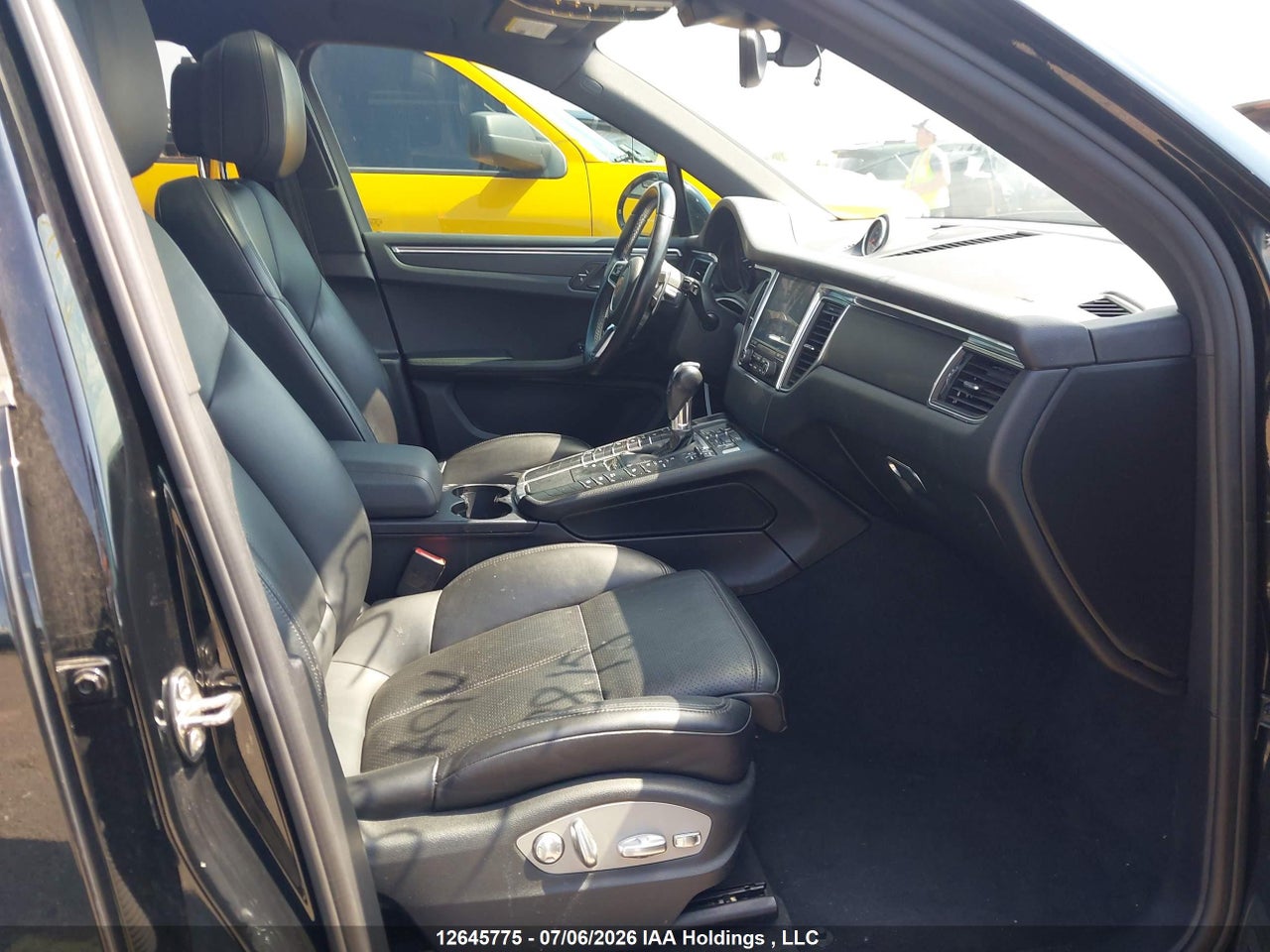 WP1AA2A55JLB19815 · 2018 PORSCHE MACAN · 5/16