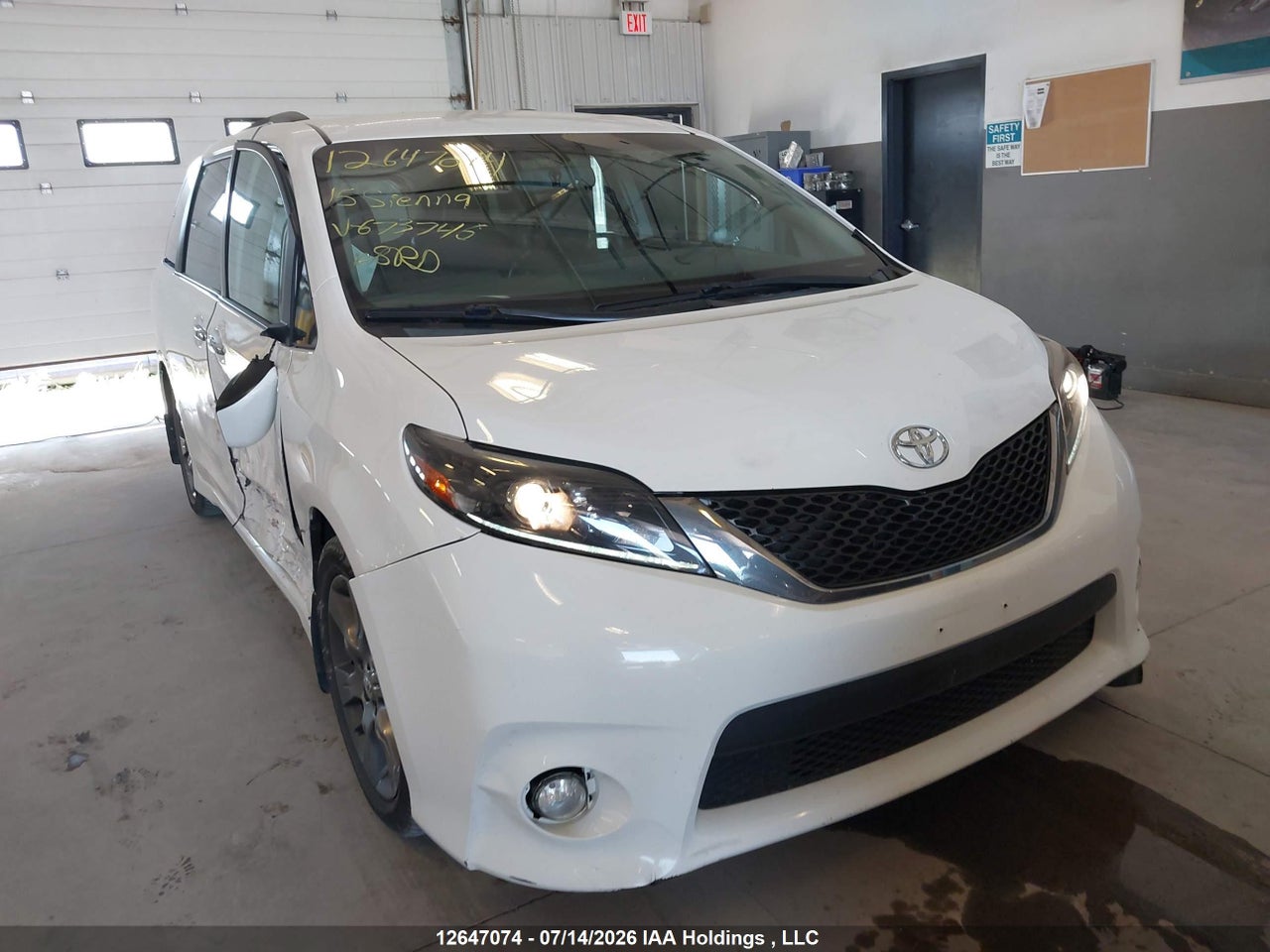 5TDXK3DC0FS673746 · 2015 TOYOTA SIENNA SE 8 PASSENGER
