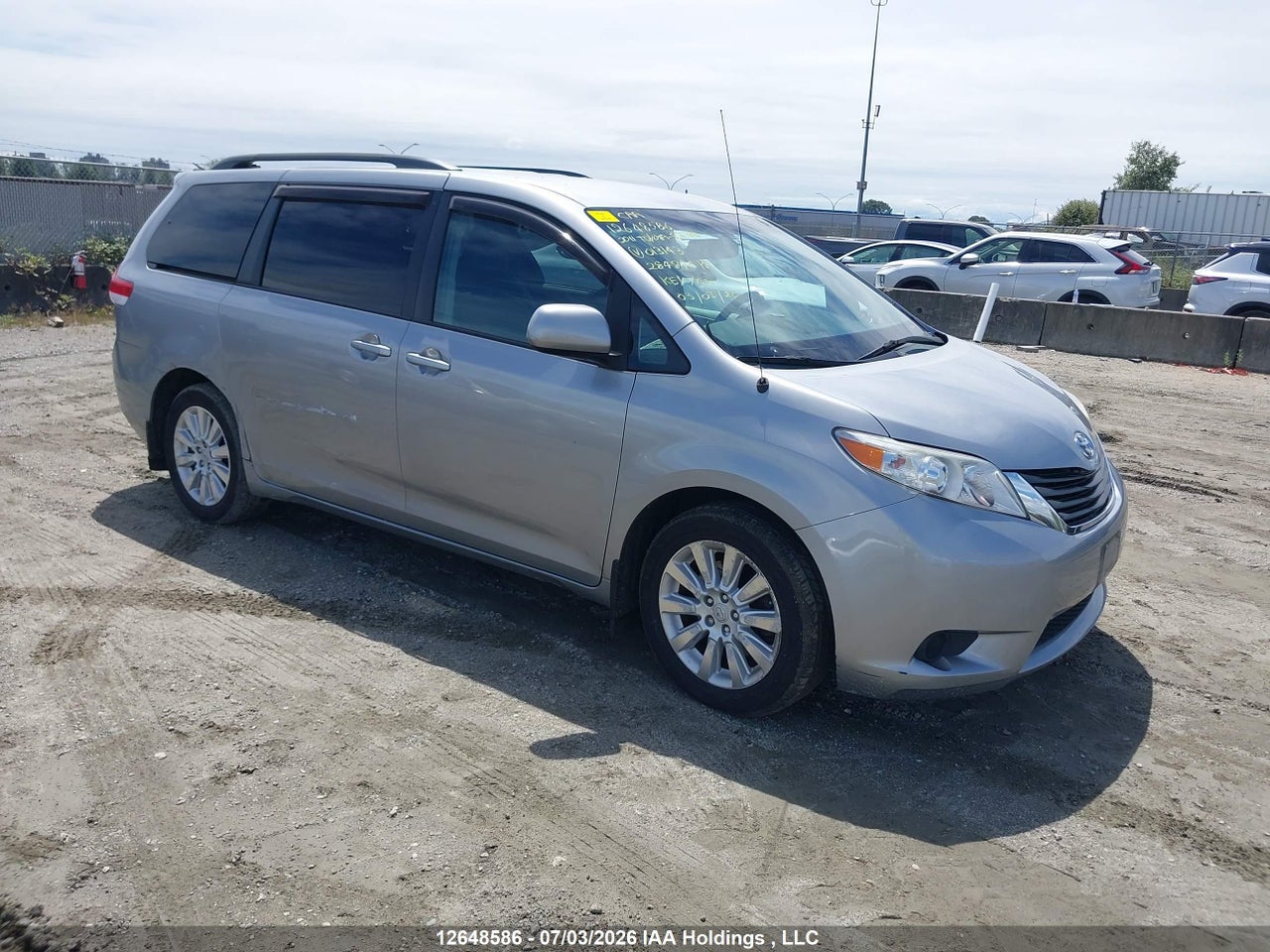 5TDJK3DC2BS013143 · 2011 TOYOTA SIENNA LE