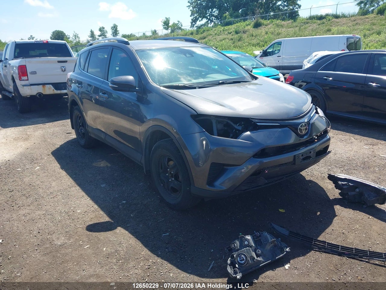 2T3ZFREV4HW393765 · 2017 TOYOTA RAV4 LE