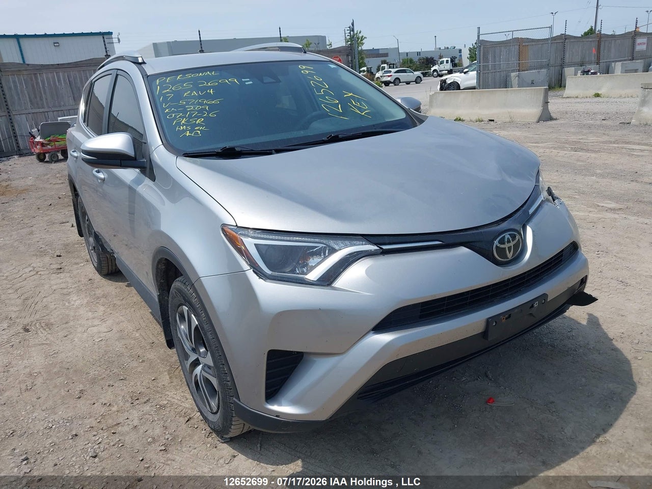 2T3BFREV4HW571966 · 2017 TOYOTA RAV4 LE