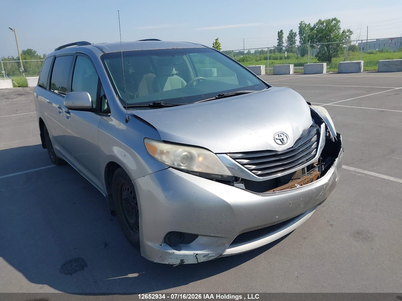 5TDKK3DC6DS302646 · 2013 TOYOTA SIENNA LE V6