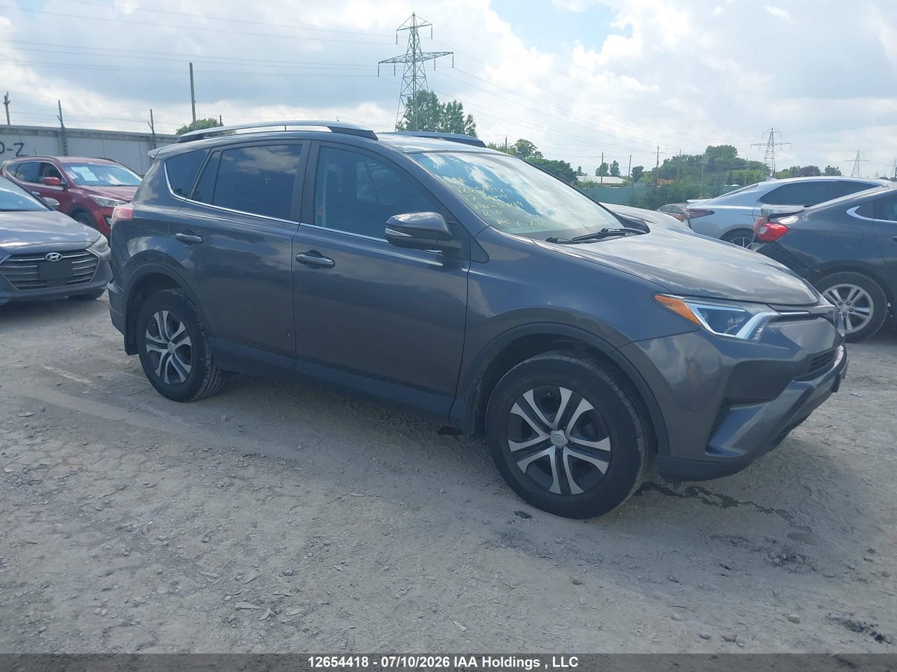 2T3ZFREV2HW318269 · 2017 TOYOTA RAV4 LE