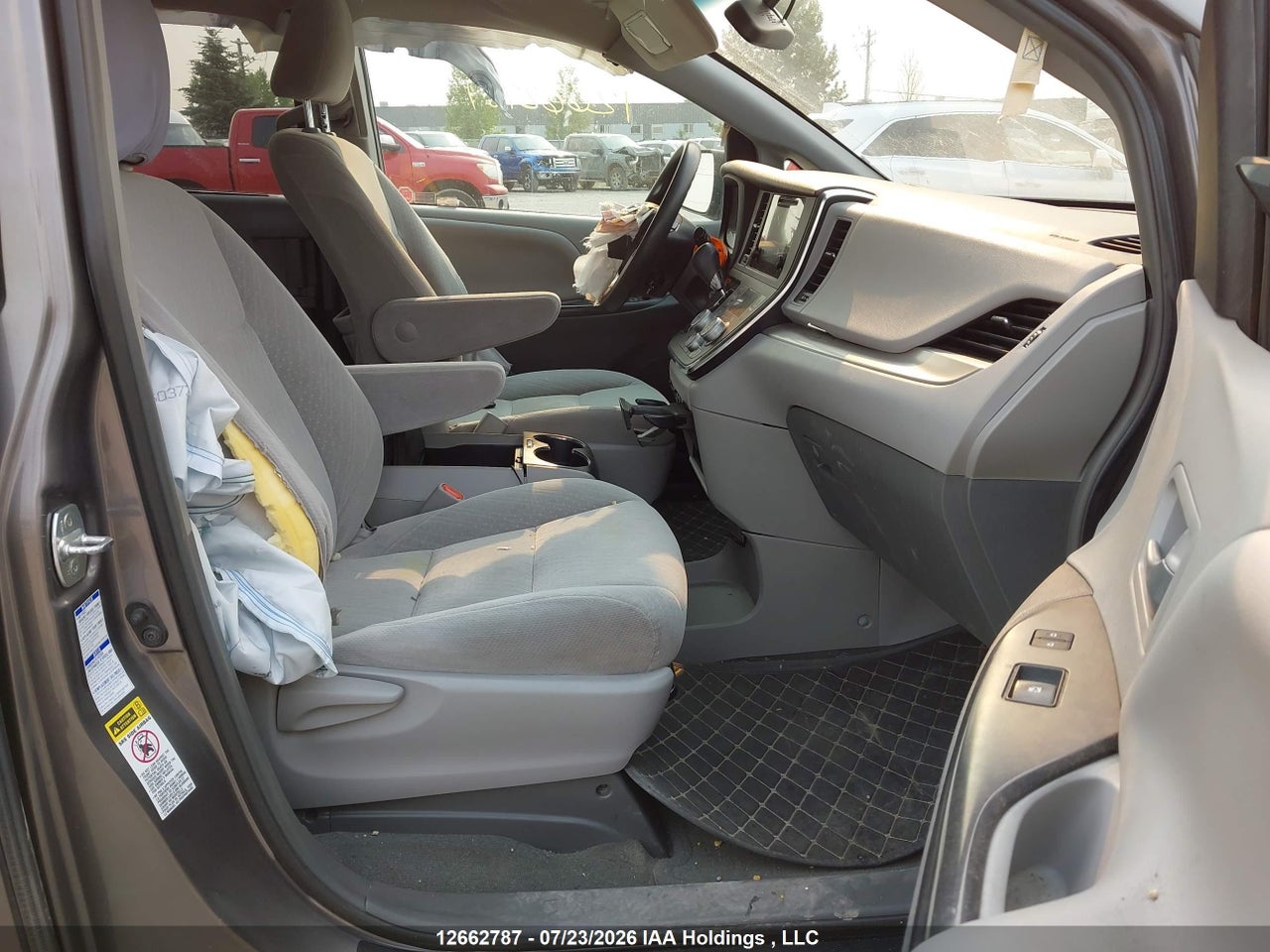 5TDJZ3DC8HS188386 · 2017 TOYOTA SIENNA LE · 5/24