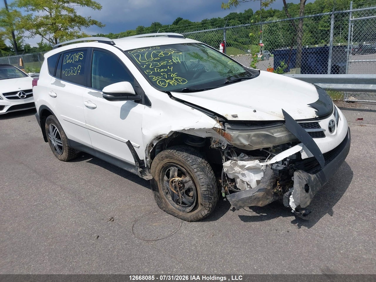 2T3BFREV5FW238317 · 2015 TOYOTA RAV4 LE