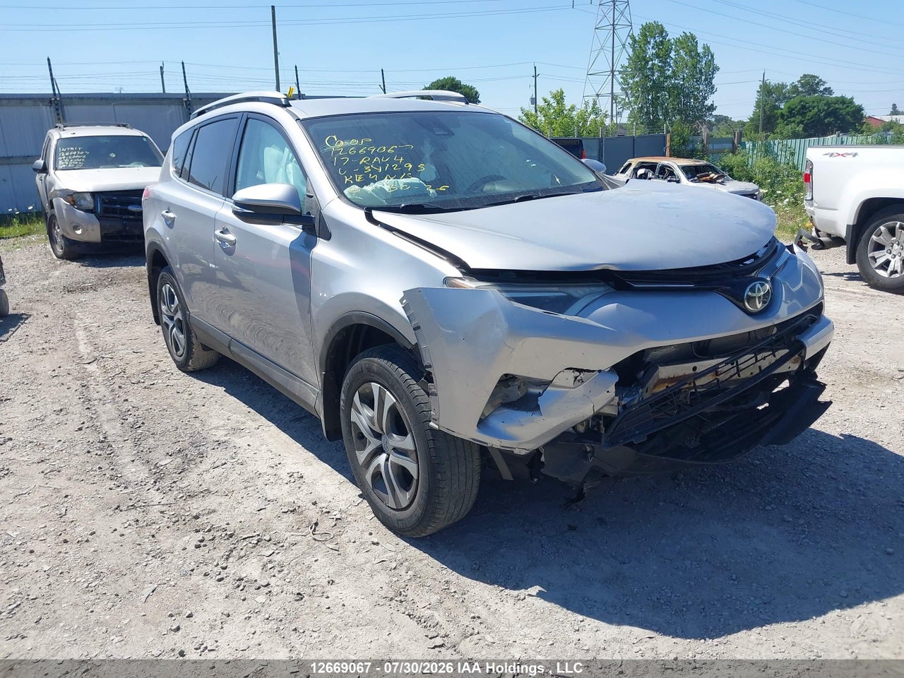 2T3ZFREV8HW341295 · 2017 TOYOTA RAV4 LE