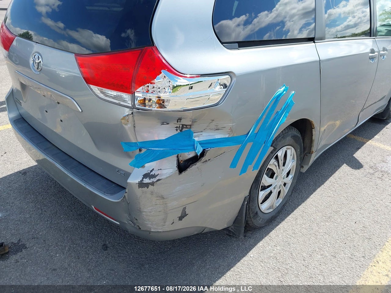 5TDKK3DC7BS054727 · 2011 TOYOTA SIENNA LE · 6/18