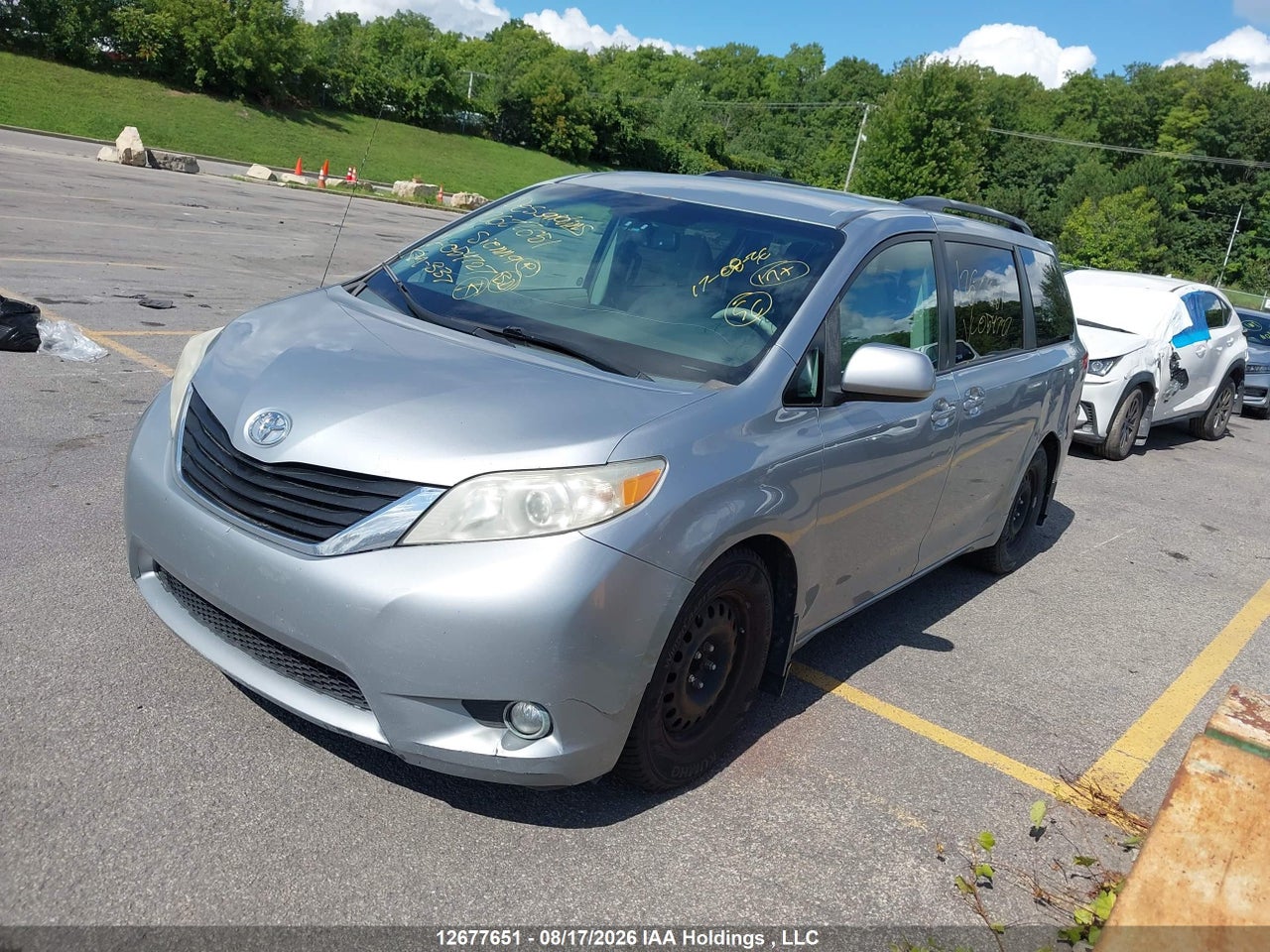 5TDKK3DC7BS054727 · 2011 TOYOTA SIENNA LE · 2/18