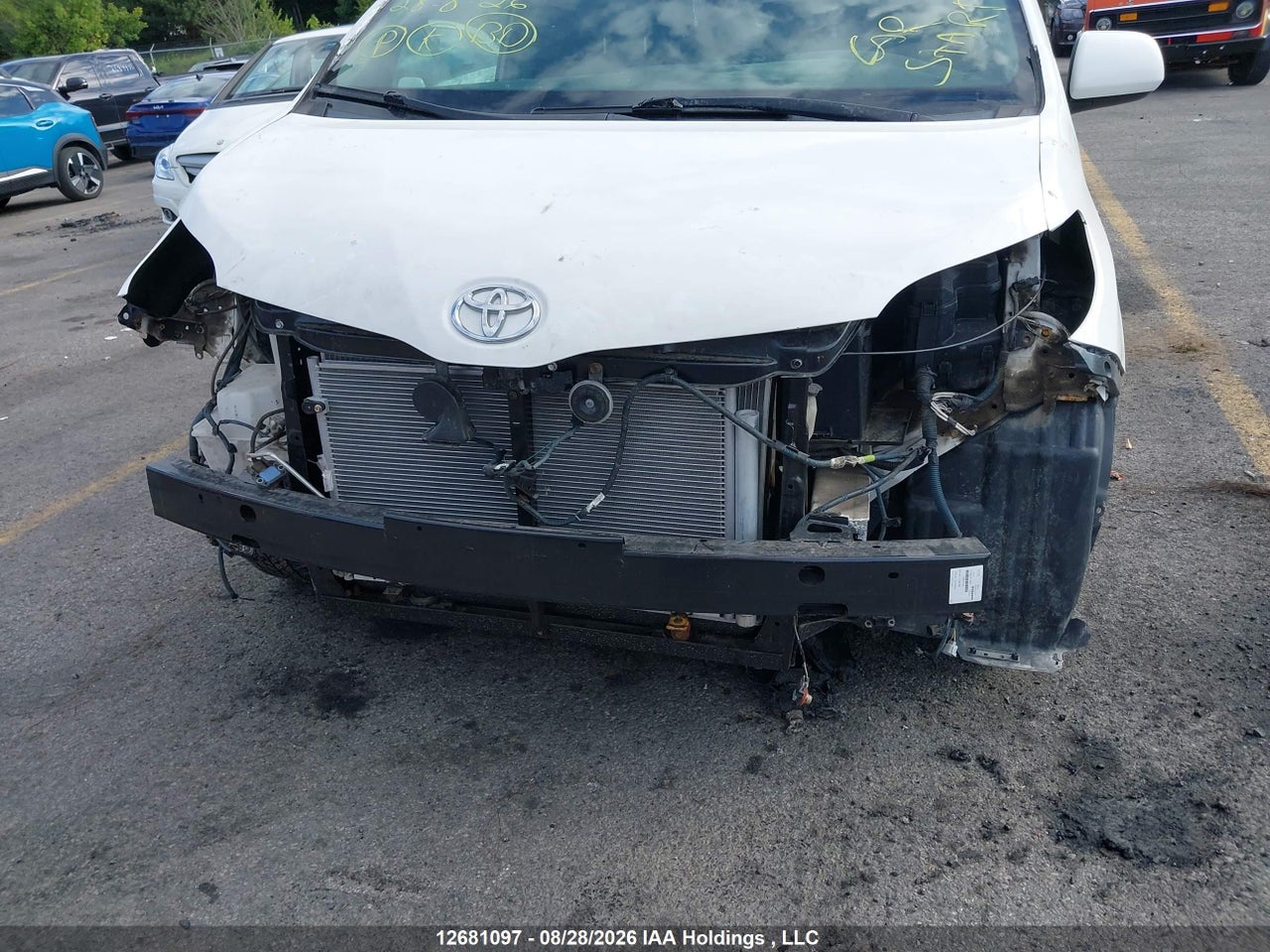 5TDXK3DC8FS643961 · 2015 TOYOTA SIENNA SE 8 PASSENGER · 6/24