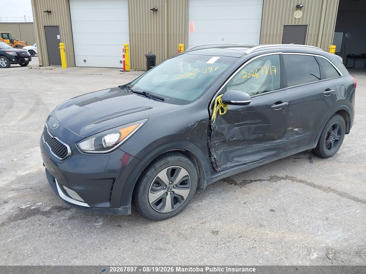 KNDCC3LC1J5129428 · 2018 KIA NIRO EX · 2/16