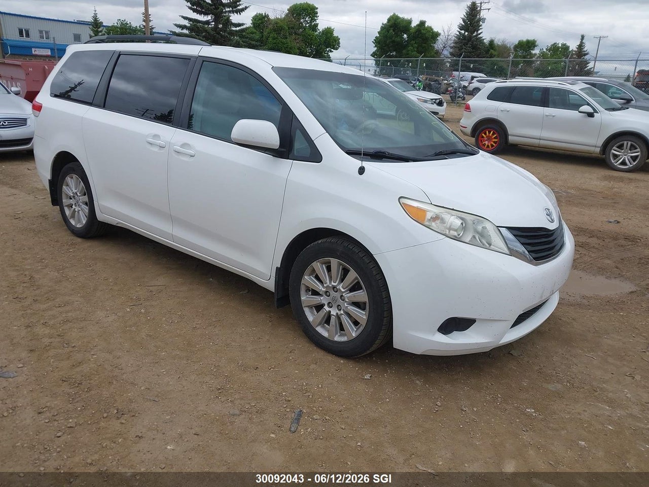 5TDJK3DC3BS012535 · 2011 TOYOTA SIENNA LE
