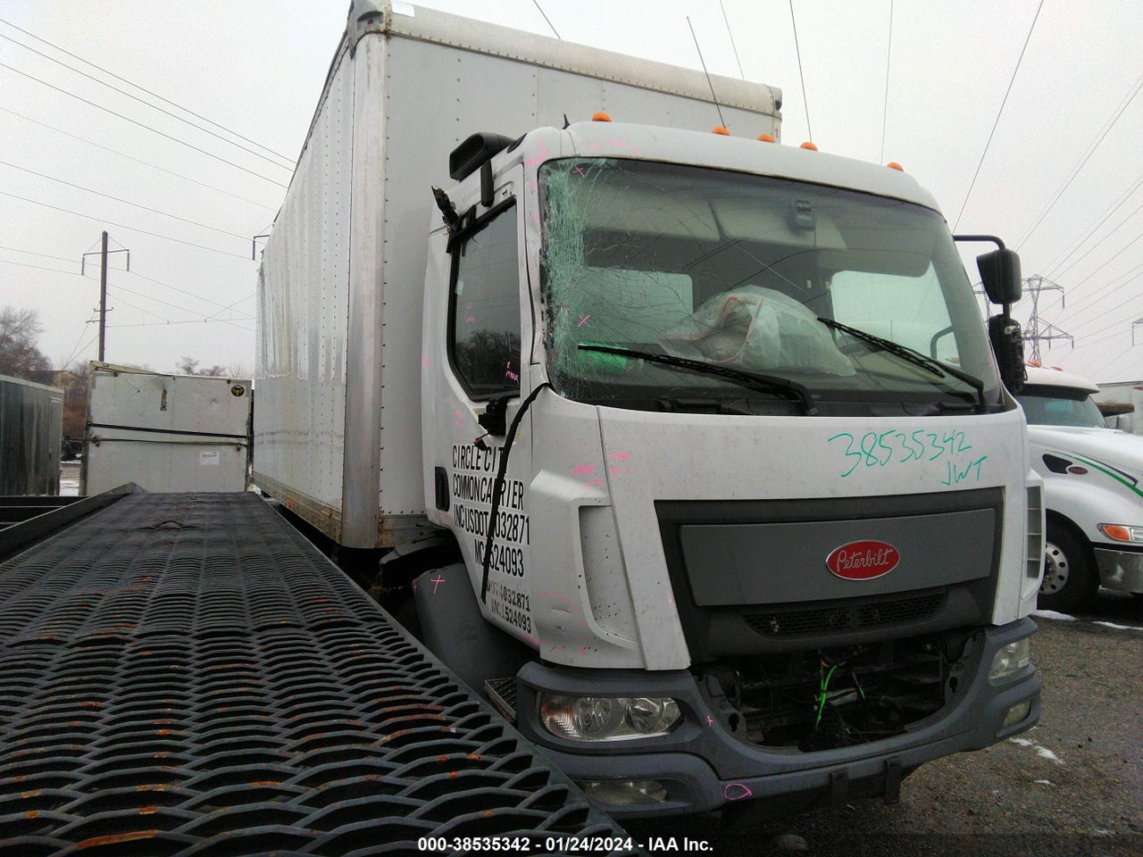 3BPPHM6X0GF****** · 2016 PETERBILT 220