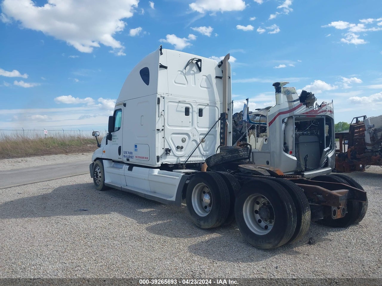 2010 FREIGHTLINER CASCADIA 125 · 4/11