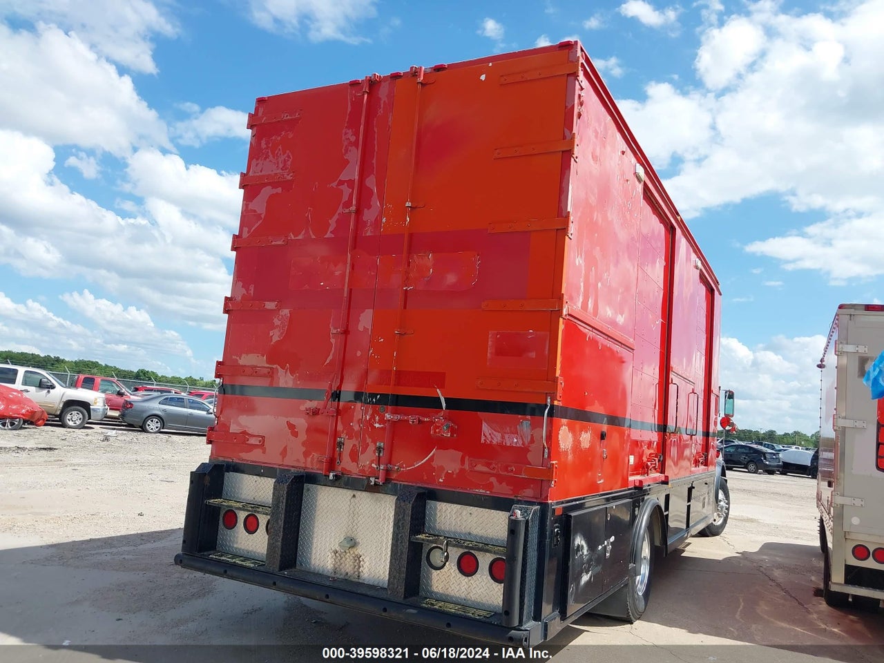 2004 PETERBILT 330 · 4/4