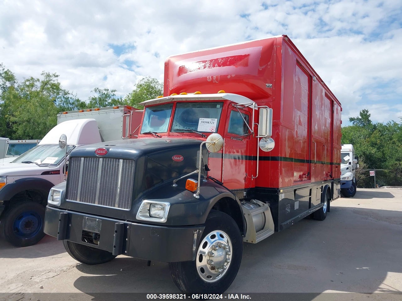 2004 PETERBILT 330 · 2/4