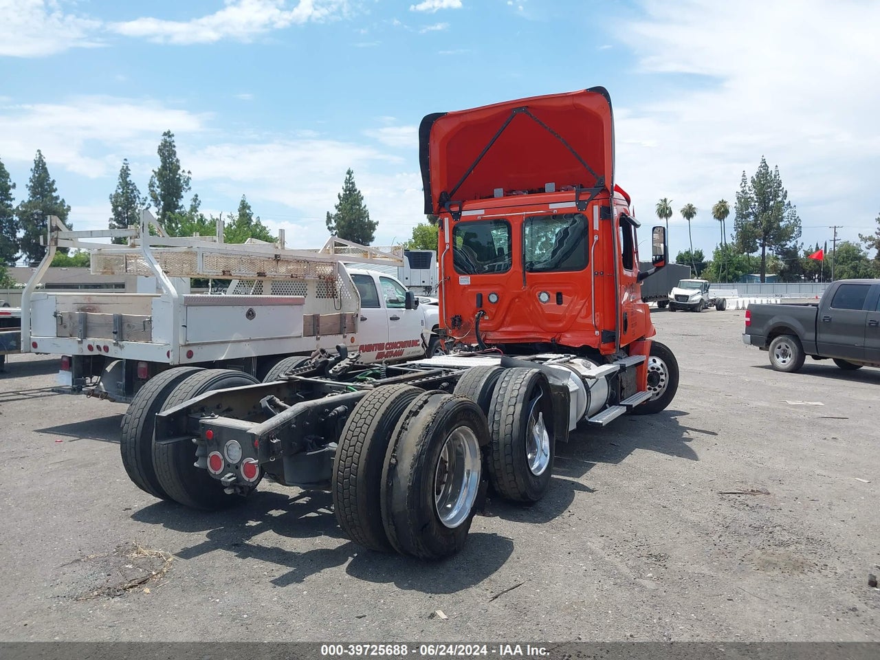 2020 FREIGHTLINER NEW CASCADIA 126 · 4/10
