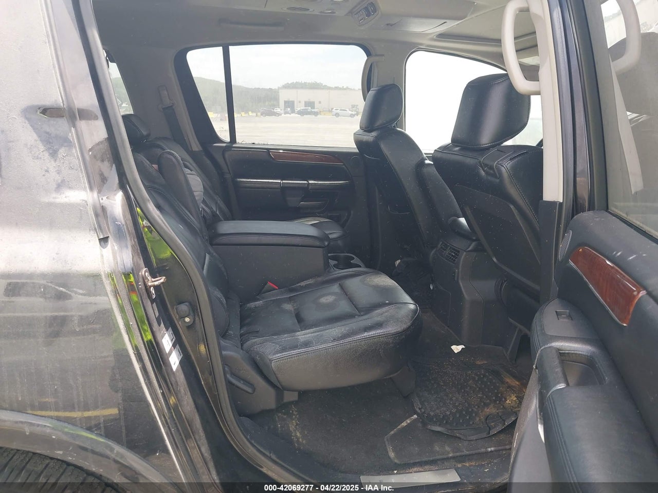2010 INFINITI QX56   · 8/11