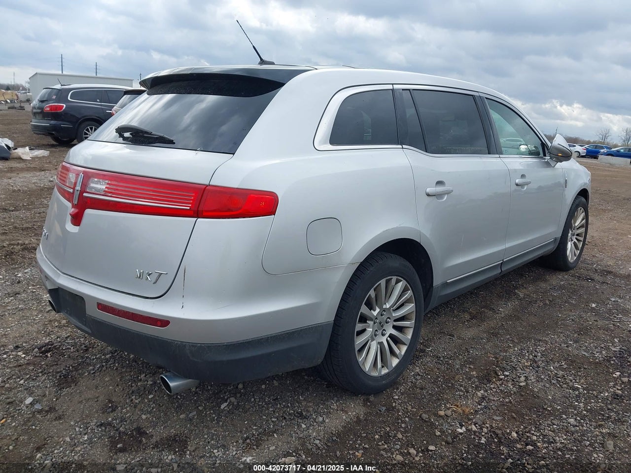 2010 LINCOLN MKT · 4/11