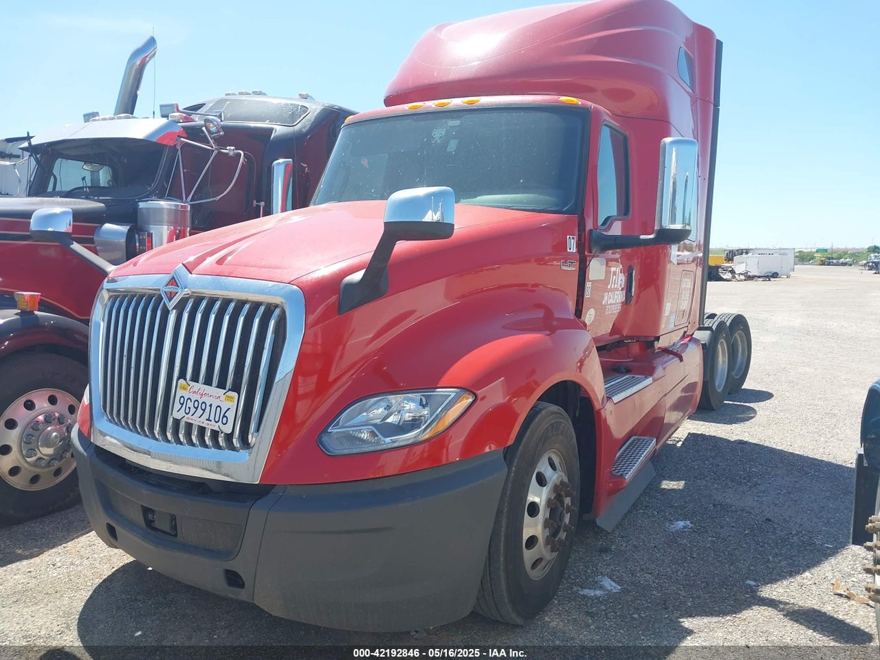 2019 INTERNATIONAL LT · 2/4