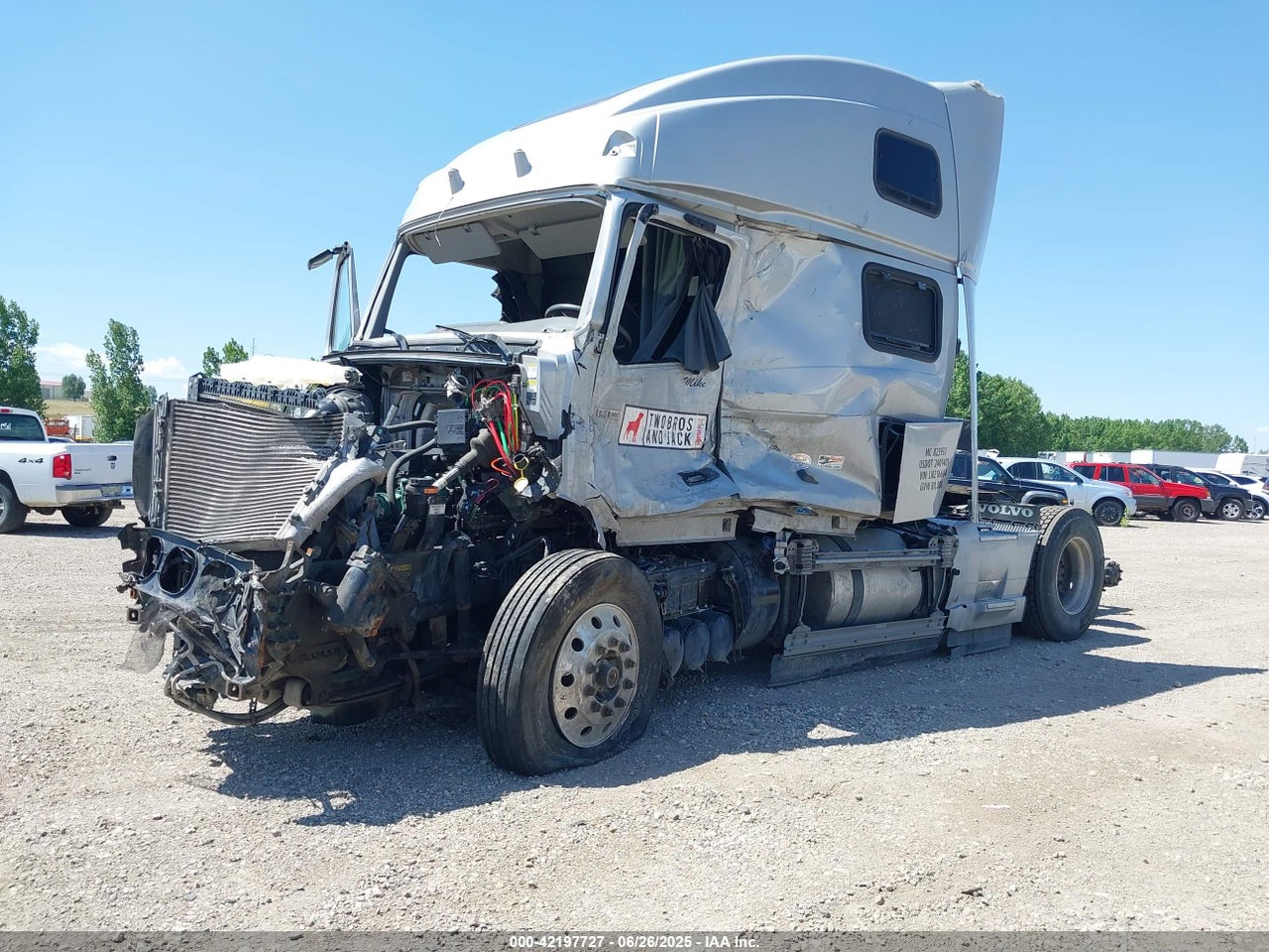 2020 VOLVO VNL · 2/4