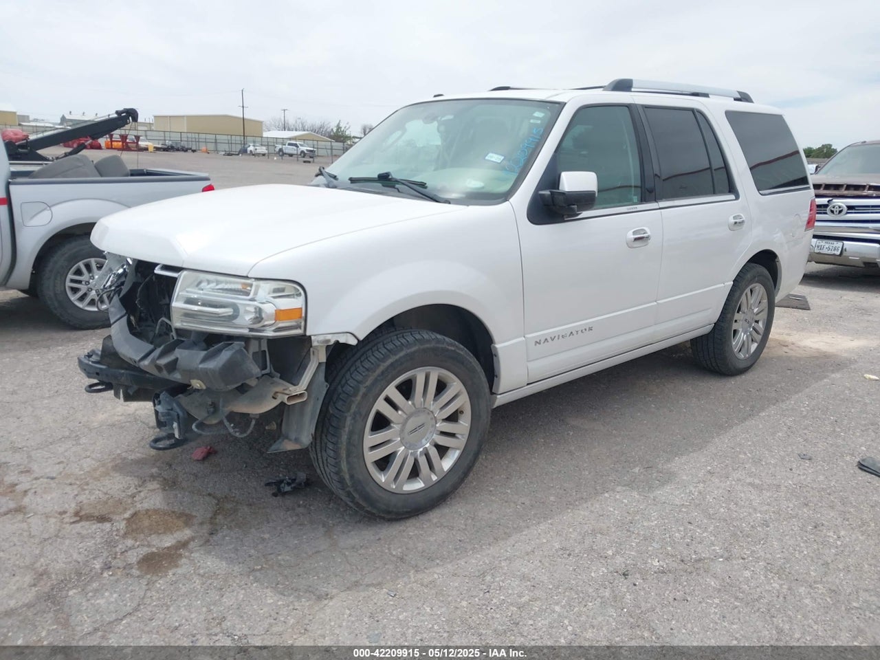 2012 LINCOLN NAVIGATOR · 2/11