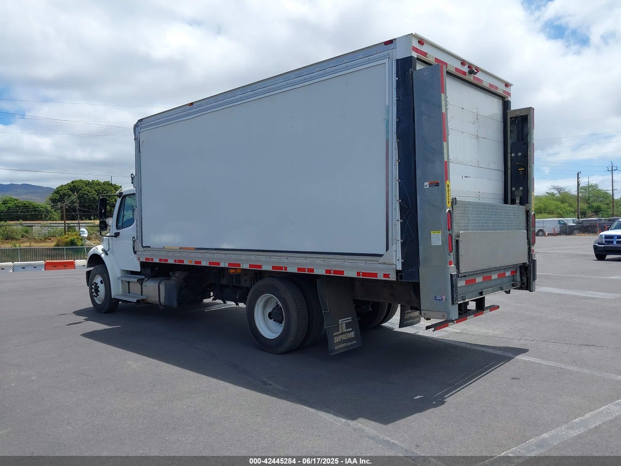 2017 FREIGHTLINER M2 106 · 3/4