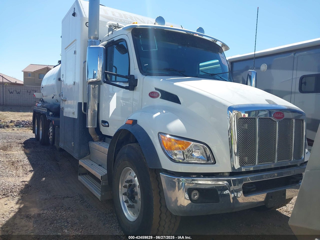 2NP8XJ0X3SM****** · 2025 PETERBILT 548