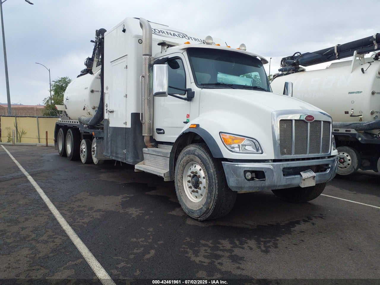 2023 PETERBILT 548