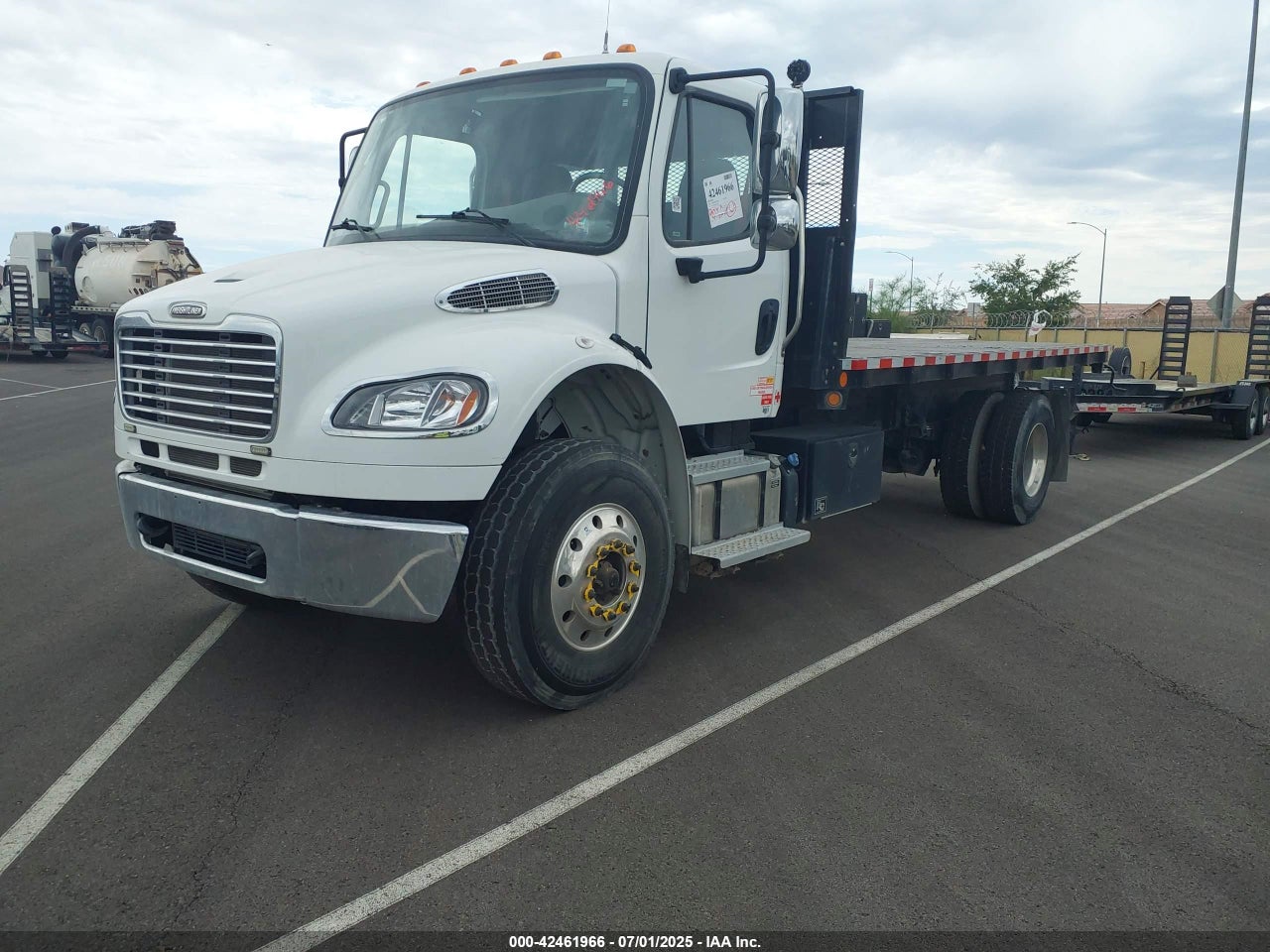 2022 FREIGHTLINER M2 106 · 2/4