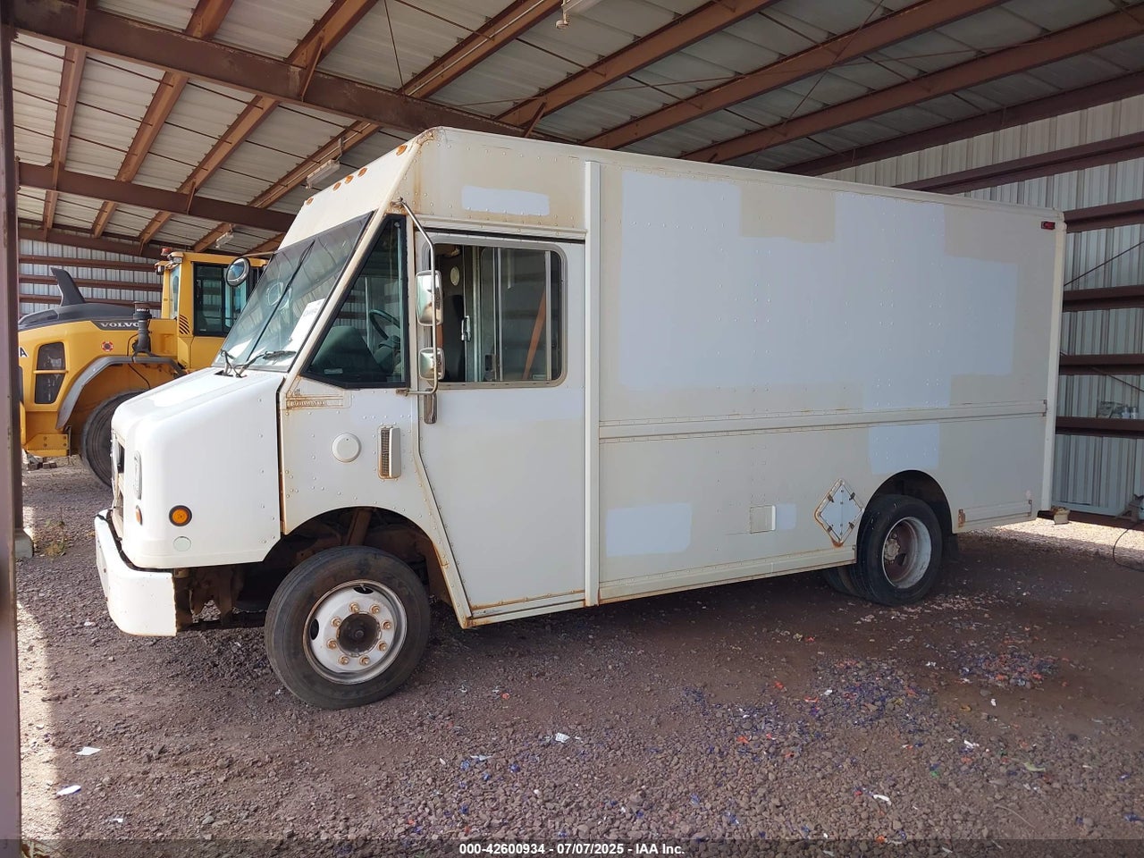 2002 FREIGHTLINER CHASSIS M LINE WALK-IN VAN · 2/4