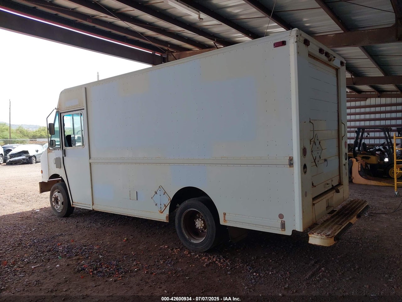 2002 FREIGHTLINER CHASSIS M LINE WALK-IN VAN · 3/4