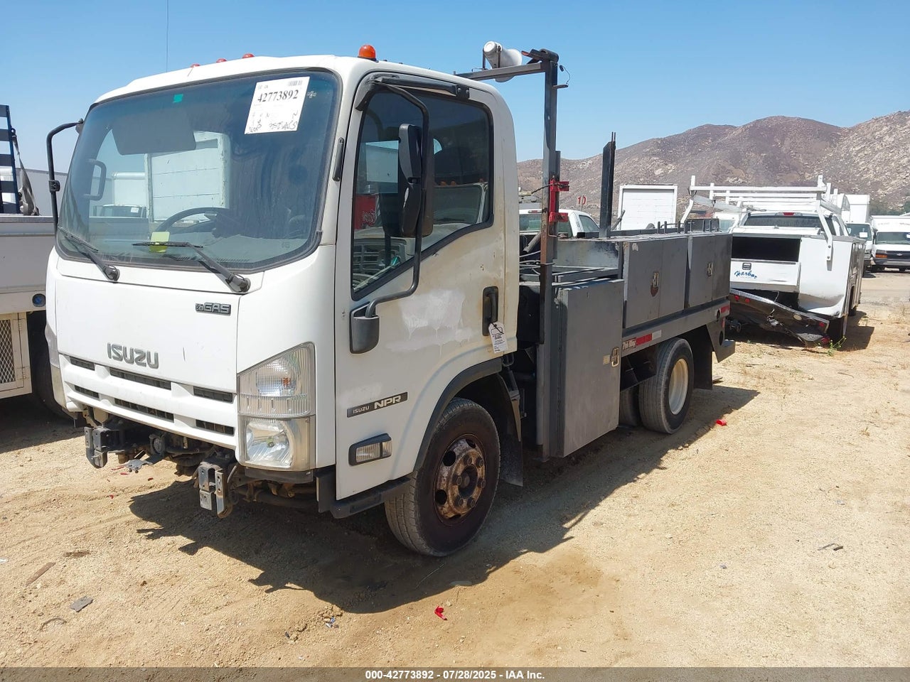 2014 ISUZU NPR GAS REG · 2/4